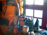 Fiskekister og b�tutstyr i Oselvarmuseet